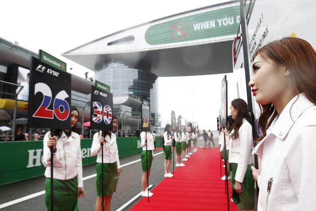 Shanghai: Motorsports: FIA Formula One World Championship WM Weltmeisterschaft 2017 grid girls Chinese Formula One Grand Prix Shanghai Circuit on April 08, 2017 in Shanghai, China. (Photo by Hoch Zwei) Shanghai China xHZx