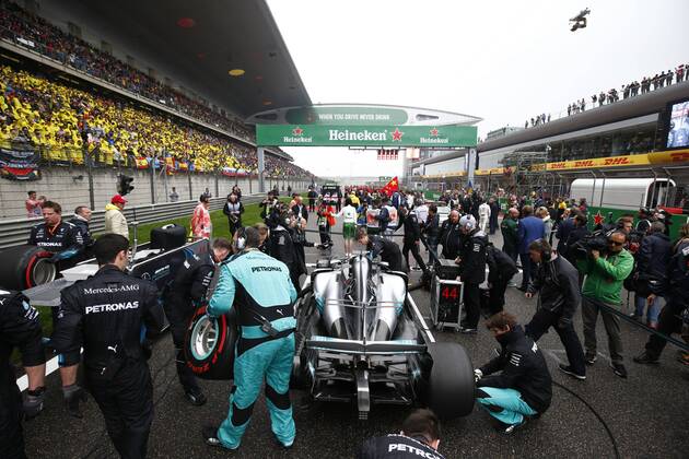 Shanghai: Motorsports: FIA Formula One World Championship WM Weltmeisterschaft 2017 Chinese Formula One Grand Prix Shanghai Circuit on April 08, 2017 in Shanghai, China. (Photo by Hoch Zwei) 44 Lewis Hamilton (GBR, Mercedes AMG Petronas Formula One Team), Shanghai China xHZx