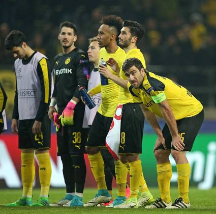 12.04.2017, Fussball Champions-League 2016 2017, Viertelfinale, Borussia Dortmund - AS Monaco, im Signal-Iduna-Park Dortmund. v.l. Mikel Merino (Dortmund) , Torwart Roman Bürki (Dortmund) , Felix Passlack (Dortmund) , Pierre-Emerick Aubameyang (Dortmund) , Nuri Sahin (Dortmund) und Sokratis Papastathopoulos (Dortmund) enttäuscht 