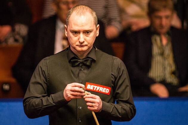 Graeme Dott of Scotland chalks his cue as he considers a shot to Ali Carter of England in the first phase of their first round match during the 2017 Betfred World Snooker Championship at the Crucible Theatre in Sheffield, UK, 18 April 2017. Graeme Dott temporarily led Ali Carter 6-3. Graeme Dott 6-3 ahead of Ali Carter at Phase 1 of 2017 Betfred World Snooker Championship 1st round  pbu609307_05