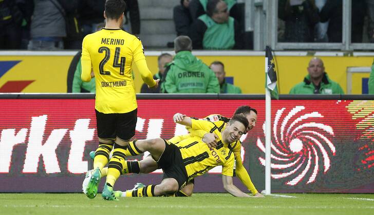 Mönchengladbach, Borussiapark, 22.04.17: Tor zum 3:2, Torschütze Raphael Guerreiro (Borussia Dortmund) (vorne) jubelt mit Gonzalo Castro (Borussia Dortmund) im Spiel der 1. Bundesliga zwischen Borussia Mönchengladbach vs. Borussia Dortmund in der Saison 2016 2017.