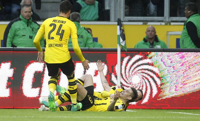 Mönchengladbach, Borussiapark, 22.04.17: Tor zum 3:2, Torschütze Raphael Guerreiro (Borussia Dortmund) (vorne) jubelt mit Gonzalo Castro (Borussia Dortmund) und Merino (24) im Spiel der 1. Bundesliga zwischen Borussia Mönchengladbach vs. Borussia Dortmund in der Saison 2016 2017.