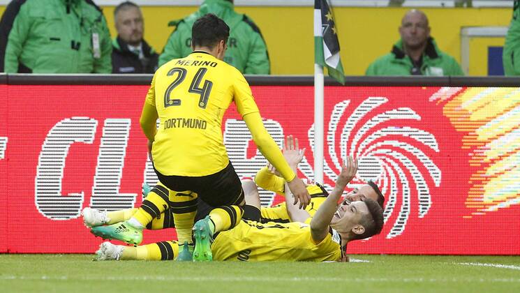 Mönchengladbach, Borussiapark, 22.04.17: Tor zum 3:2, Torschütze Raphael Guerreiro (Borussia Dortmund) (M) jubelt mit Gonzalo Castro (Borussia Dortmund) und Merino (24) im Spiel der 1. Bundesliga zwischen Borussia Mönchengladbach vs. Borussia Dortmund in der Saison 2016 2017.