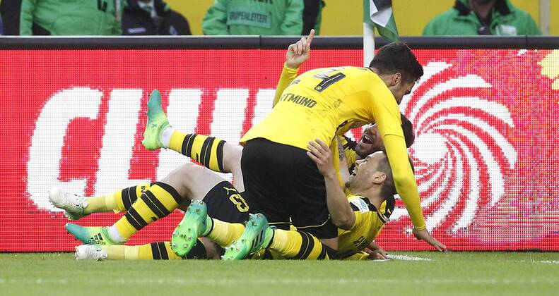 Mönchengladbach, Borussiapark, 22.04.17: Tor zum 3:2, Torschütze Raphael Guerreiro (Borussia Dortmund) (M) jubelt mit Gonzalo Castro (Borussia Dortmund) und Merino (L) im Spiel der 1. Bundesliga zwischen Borussia Mönchengladbach vs. Borussia Dortmund in der Saison 2016 2017.