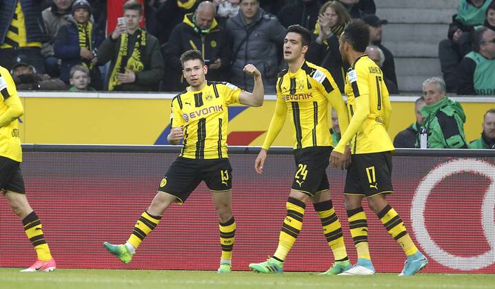 Mönchengladbach, Borussiapark, 22.04.17: Tor zum 3:2, Torschütze Raphael Guerreiro (Borussia Dortmund) (M) jubelt im Spiel der 1. Bundesliga zwischen Borussia Mönchengladbach vs. Borussia Dortmund in der Saison 2016 2017.