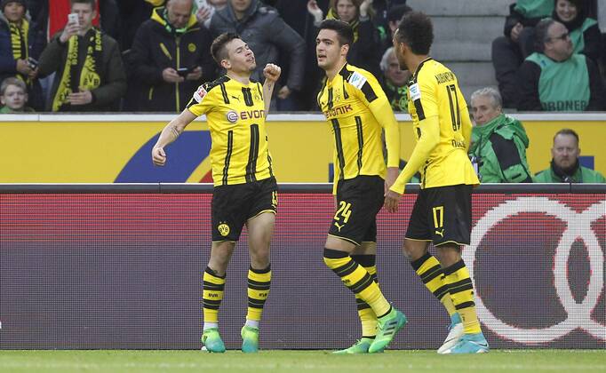 Mönchengladbach, Borussiapark, 22.04.17: Tor zum 3:2, Torschütze Raphael Guerreiro (Borussia Dortmund) (L) jubelt im Spiel der 1. Bundesliga zwischen Borussia Mönchengladbach vs. Borussia Dortmund in der Saison 2016 2017.