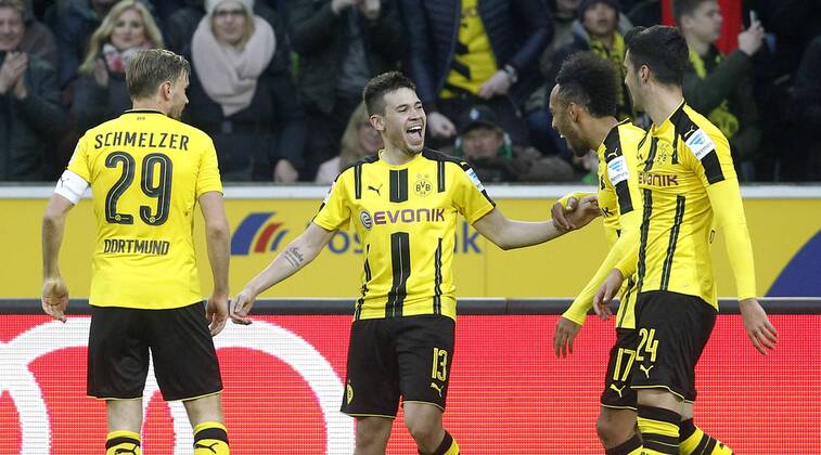 Mönchengladbach, Borussiapark, 22.04.17: Tor zum 3:2, Torschütze Raphael Guerreiro (Borussia Dortmund) (M) jubelt mit Pierre-Emerick Aubameyang (Borussia Dortmund) (R) im Spiel der 1. Bundesliga zwischen Borussia Mönchengladbach vs. Borussia Dortmund in der Saison 2016 2017.