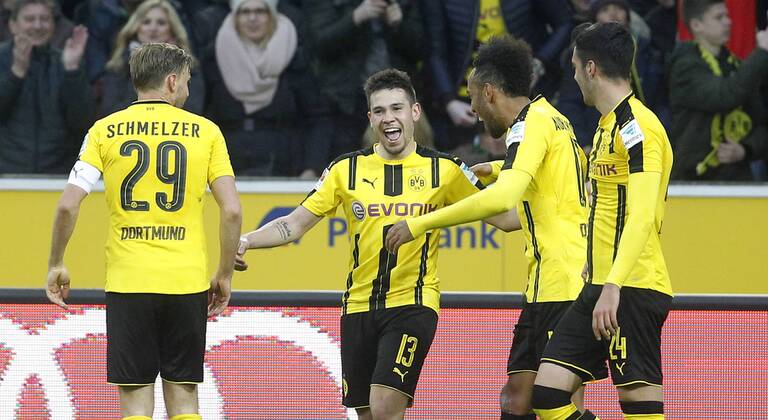 Mönchengladbach, Borussiapark, 22.04.17: Tor zum 3:2, Torschütze Raphael Guerreiro (Borussia Dortmund) (M) jubelt mit Pierre-Emerick Aubameyang (Borussia Dortmund) (R) im Spiel der 1. Bundesliga zwischen Borussia Mönchengladbach vs. Borussia Dortmund in der Saison 2016 2017.