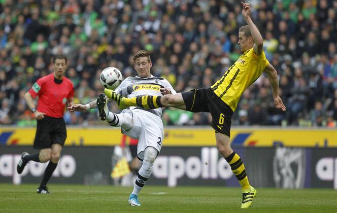 Mönchengladbach, Borussiapark, 22.04.17: Andre Hahn (Bor. Moenchengladbach) (L) gegen Sven Bender (Borussia Dortmund) im Spiel der 1. Bundesliga zwischen Borussia Mönchengladbach vs. Borussia Dortmund in der Saison 2016 2017.
