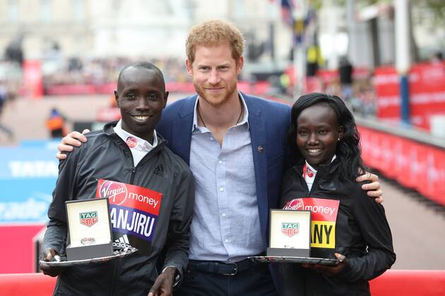 Bilder des Tages - SPORT 23 04 2017. London, United Kingdom. Prince Harry presents the trophies to the winners of the Men s and Ladies race at the London Marathon.  xStephenxLockx xixImagesx IIM-14941-0080
