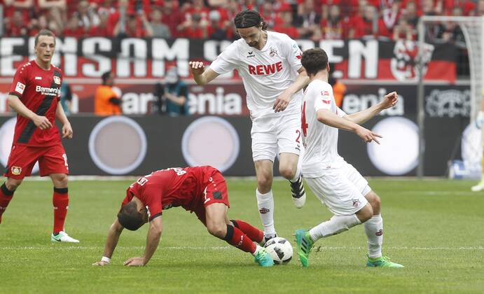 Leverkusen, Bayarena, 13.05.17: Javier Hernandez Chicharito (Bayer 04 Leverkusen) (L) gegen Neven Subotic (1.FC Köln) (M) und Jonas Hector (1.FC Köln) im Spiel der 1. Bundesliga zwischen Bayer 04 Leverkusen vs. 1.FC Köln in der Saison 2016 2017.