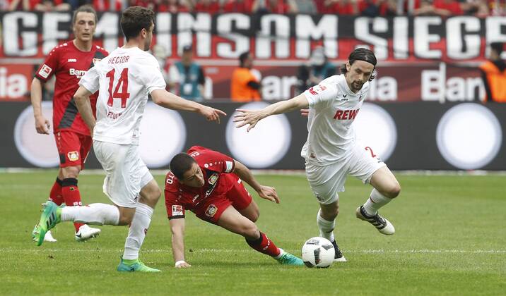 Leverkusen, Bayarena, 13.05.17: Javier Hernandez Chicharito (Bayer 04 Leverkusen) (M) gegen Neven Subotic (1.FC Köln) (R) und Jonas Hector (1.FC Köln) im Spiel der 1. Bundesliga zwischen Bayer 04 Leverkusen vs. 1.FC Köln in der Saison 2016 2017.