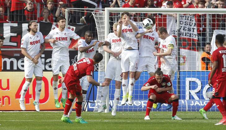 Leverkusen, Bayarena, 13.05.17: Javier Hernandez Chicharito (Bayer 04 Leverkusen) mit einem Freistoß über die Kölner Mauer im Spiel der 1. Bundesliga zwischen Bayer 04 Leverkusen vs. 1.FC Köln in der Saison 2016 2017.