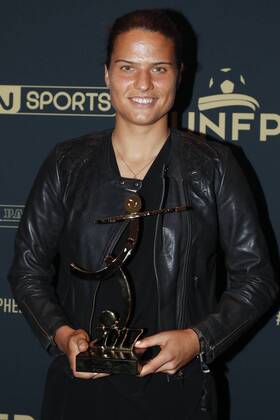 Bilder des Tages - SPORT Dzsenifer Marozsan - Fußballerin des Jahres in Frankreich Dzsenifer Maroszan ( Trophee Meilleure joueuse de Division 1 ) FOOTBALL : Trophees UNFP - Beinsports - 15 05 2017 GwendolineLeGoff Panoramic 