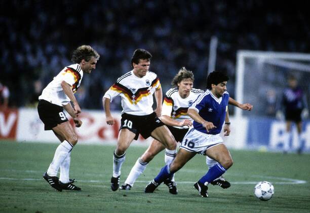 Fussball Weltmeisterschaft 1990: Endspiel Deutschland-Argentinien in Rom. Maradona im Zweikampf mit Voeller,Matthaeus und Buchwald. HM