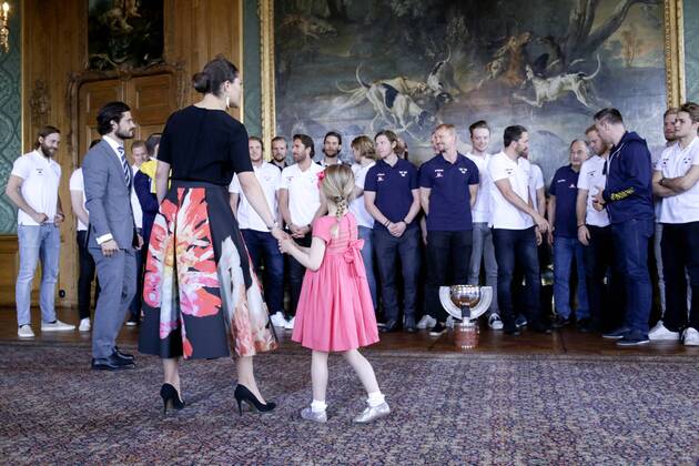 170522 Kronprinsessan Victoria och Prinsessan Estelle när Sveriges guldlag i Ishockey träffar Kronprinsparet pa slottet den 22 maj 2017 i Stockholm. Copyright: GUSTAVxMARTENSSON BB170522BB112