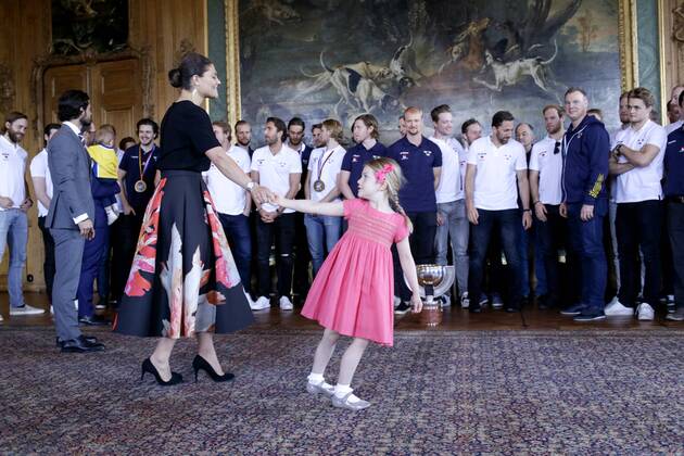 170522 Kronprinsessan Victoria och Prinsessan Estelle när Sveriges guldlag i Ishockey träffar Kronprinsparet pa slottet den 22 maj 2017 i Stockholm. Copyright: GUSTAVxMARTENSSON BB170522BB113