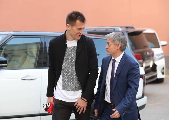 MOSCOW, RUSSIA - MAY 22, 2017: FC Spartak Moscow s Artyom Rebrov (L) arrives at the Amber Plaza business center to attend an award ceremony to present the Premier Prize for the 2016-17 season. Artyom Korotayev TASS  TS04FE46