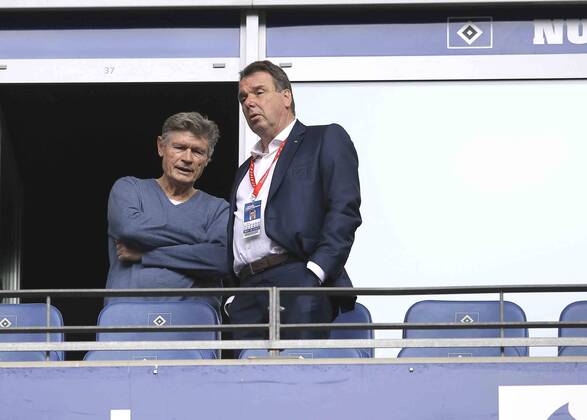 Foto : Peter Nogly (HSV) und Heribert Bruchhagen , rechts Fussball 1. Bundesliga , am Sa. 08.04.2017 HSV - Hoffenheim 2 - 1