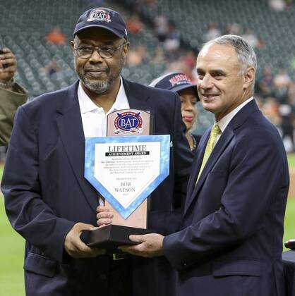 Bilder des Tages - SPORT May 23, 2017: Houston Astros legend Bob Watson receives the BAT Lifetime Achievement award from MLB Baseball Herren USA commissioner Rob Manfred prior to the start of the MLB game between the Detroit Tigers and the Houston Astros at Minute Maid Park in Houston, TX. CSM. MLB 2017: Tigers vs Astros May 23 - ZUMAc04_ 20170523_zaf_c04_075 Copyright: xJohnxGlaserx