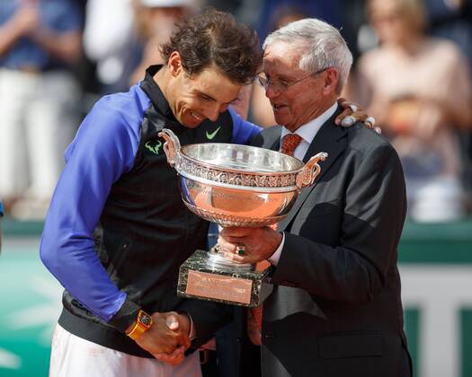 Tennis Legende Roy Emerson (AUS) ueberreicht den Pokal an RAFAEL NADAL (ESP), Siegerehrung, Praesentation Tennis - French Open 2017 - Grand Slam ATP Tennis Herren WTA Tennis Damen ITF - Roland Garros - Paris - - France - 11 June 2017. Copyright: xJuergenxHasenkopfx