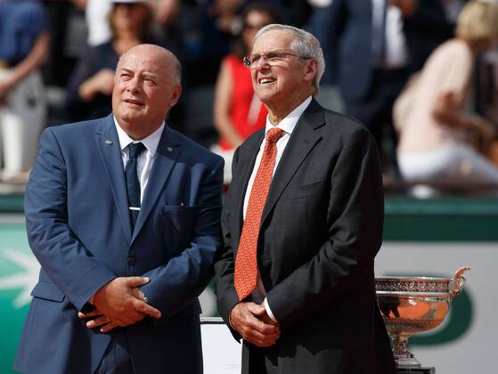 French Open 2017 ,L-R. FFT Praesident Bernard Giudicelli und Tennis Legende Roy Emerson (AUS) waehrend der Siegerehrung, Tennis - French Open 2017 - Grand Slam ATP Tennis Herren WTA Tennis Damen ITF - Roland Garros - Paris - - France - 11 June 2017. Copyright: xJuergenxHasenkopfx
