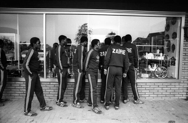 WM 1974, Spieler aus Zaire - Schaufensterbummel in Ascheberg