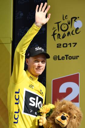 Themen der Woche British Chris Froome of Team Sky celebrates on the podium in the yellow jersey of leader in the overall ranking after the sixth stage of the 104th edition of the Tour de France cycling race, 216 km from Vesoul to Troyes, France, Thursday 06 July 2017. This year s Tour de France takes place from July first to July 23rd. DIRKxWAEM  x05127557x