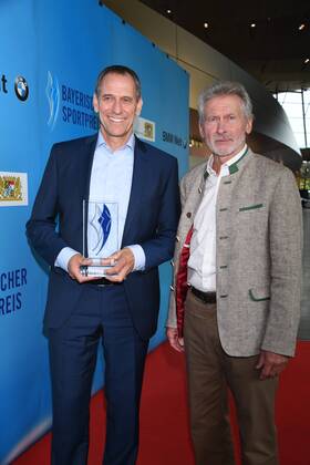 Christoph Deumling und Paul Breitner Verleihung des Bayerischen Sportpreis 2017 Auszeichnung, Ehrung, Preis BMW Welt München 22. Juli 2017