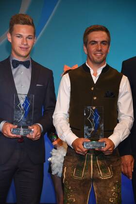Joshua Kimmich, Phillip Lahm Verleihung des Bayerischen Sportpreis 2017 Auszeichnung, Ehrung, Preis BMW Welt München 22. Juli 2017