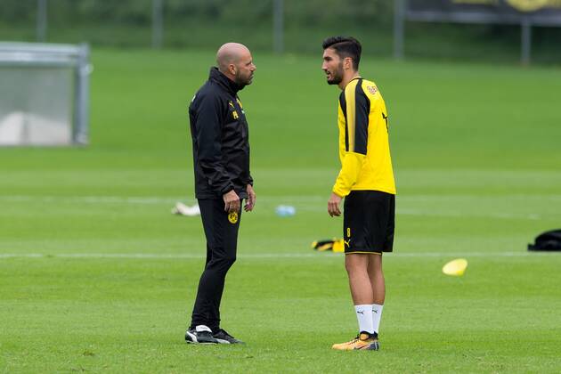 Bad Ragaz, Schweiz 27.07.2017, BV Borussia Dortmund Sommer Trainingslager 2017, Trainer Peter Bosz (BVB) spricht mit Nuri Sahin (BVB) ( DeFodi001