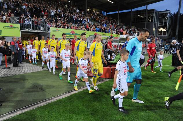 SC Freiburg vs NK Domžale Domzale Freiburg, Schwarzwald Stadion, 27.7.2017 Fu?ball, UEFA; Europa-League-Qualifikation; Saison 2017-2018 Einlaufen der Mannschaften mit Kinder, vorne NK Domzale Foto- und alle