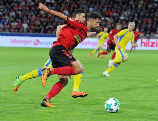 SC Freiburg vs NK Dom?ale Domzale Freiburg, Schwarzwald Stadion, 27.7.2017 Fußball, UEFA; Europa-League-Qualifikation; Saison 2017-2018 Tim KLEINDIENST, SC Freiburg dahinter Amedej Vetrih, Domzale Foto- und alle