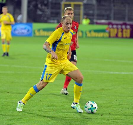 SC Freiburg vs NK Dom?ale Domzale Freiburg, Schwarzwald Stadion, 27.7.2017 Fußball, UEFA; Europa-League-Qualifikation; Saison 2017-2018 Senijad Ibricic, Domzale dahinter Nils PETERSEN, SC Freiburg Foto- und alle
