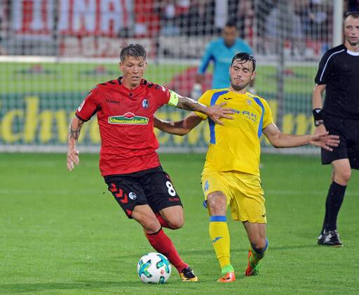 SC Freiburg vs NK Dom?ale Domzale Freiburg, Schwarzwald Stadion, 27.7.2017 Fußball, UEFA; Europa-League-Qualifikation; Saison 2017-2018 Mike FRANTZ, SC Freiburg; Amedej Vetrih, Domzale Foto- und alle