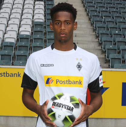 Bundesliga Saison 2017 2018, Fototermin Borussia Mönchengladbach, - Reece Oxford ( Bor. M,-Gladbach ) Portrait mit Ball