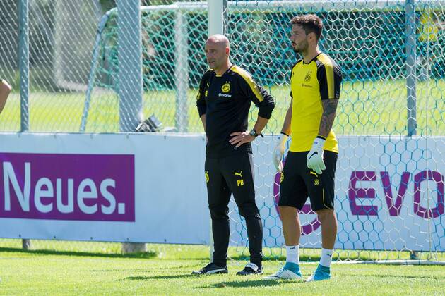 Bad Ragaz, Schweiz 30.07.2017, BV Borussia Dortmund Sommer Trainingslager 2017, Trainer Peter Bosz (BVB) und Torwart Roman Buerki (BVB) ( DeFodi001