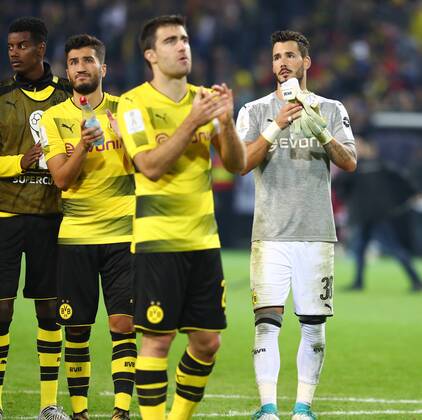Samstag 05.08.2017, Saison 2017 2018, Supercup 2017 im Signal Iduna Park, BVB 09 Borussia Dortmund - FC Bayern München, Enttäuschung der Dortmunder Spieler nach Abpfiff: Alexander Isak (BVB), Nuri Sahin (BVB), Sokratis Papastathopoulos (BVB) und Roman Buerki (Torwart, BVB), v.l.