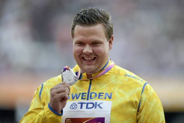 170806 Sveriges Daniel Stahl med sin silvermedalj vid prisutdelningen under dag tre av friidrotts-VM den 6 augusti 2017 i London.  Copyright: JOELxMARKLUND BB170806JM077