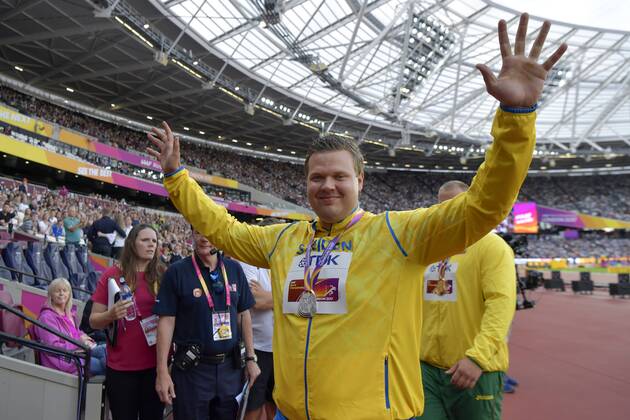 170806 Sveriges Daniel Stahl jublar med sin silvermedalj vid prisutdelningen under dag tre av friidrotts-VM den 6 augusti 2017 i London.  Copyright: JOELxMARKLUND BB170806JM078