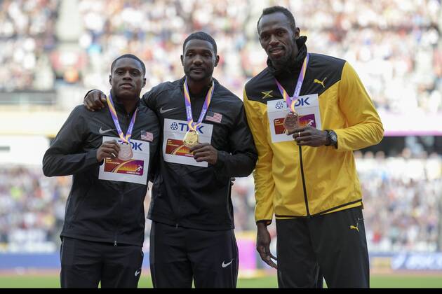 170806 USAs Christian Coleman, USAs Justin Gatlin och Jamaicas Usain Bolt poserar med sina medaljer vid prisutdelningen för 100 meter under dag tre av friidrotts-VM den 6 augusti 2017 i London.  Copyright: JOELxMARKLUND BB170806JM086