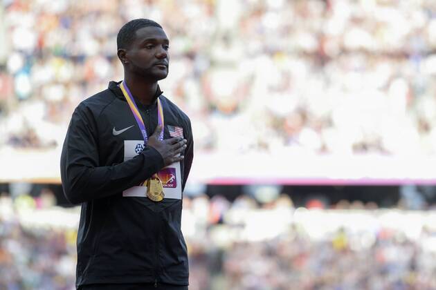170806 USAs Justin Gatlin har handen pa hjärtat när nationalsangen spelas vid prisutdelningen för 100 meter under dag tre av friidrotts-VM den 6 augusti 2017 i London.  Copyright: JOELxMARKLUND BB170806JM105