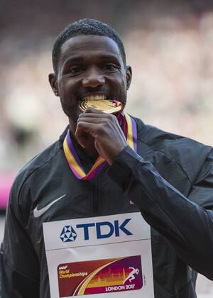 Themen der Woche - SPORT Bilder des Tages - SPORT Athletics - 2017 IAAF London World Athletics Championships - Day Three, Evening Session 100m Men s Medal Ceremony Justin Gatlin (United States) bites his Gold medal at the London Stadium COLORSPORT DANIEL BEARHAM  csp_WrlAth_d3PM