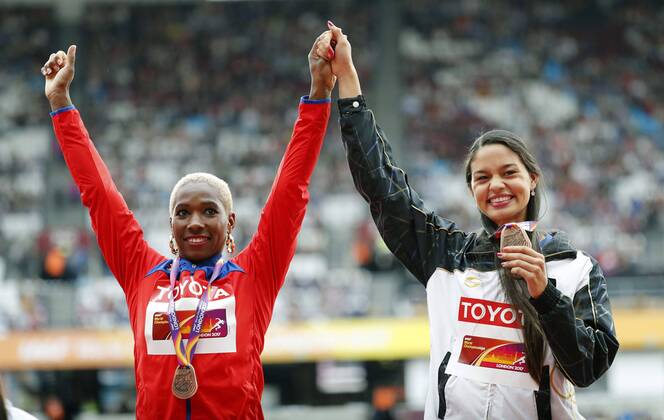 Bilder des Tages - SPORT ATTENTION EDITORS, CORRECTS BYLINE Venezuelan Robeilys Peinado (R) and Cuban Yarisley Silva (L) celebrate their bronce medal after the pole vault final at the London 2017 IAAF World Championships in London, Britain, 07 August 2017. London 2017 IAAF World Championships !ACHTUNG: NUR REDAKTIONELLE NUTZUNG!  Copyright: xLavandeiraxjr.x 20170807-636377317517824611