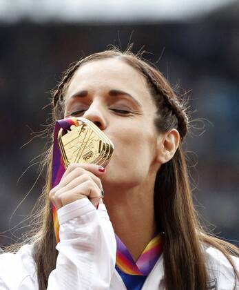 Bilder des Tages - SPORT Gold medalist Ekaterini Stefanidi of Greece during the medal ceremony for the women s Pole Vault at the London 2017 IAAF World Championships in London, Britain, 07 August 2017. London 2017 IAAF World Championships !ACHTUNG: NUR REDAKTIONELLE NUTZUNG!  Copyright: xLavandeiraxjr.x 20170807-636377318317480611