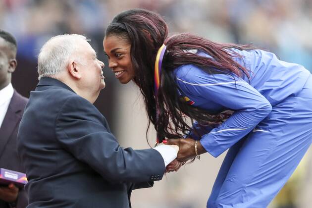 IAAF World Championships vom 04.-13.08.2017; London, 08.08.2017 Caterine Ibargueen (COL) bekommt die Bronzemedaille ueberreicht - 08.08.2017 im London Stadium waehrend der IAAF World Championships vom 04.-13.08.2017 in London (Great Britain). xakx