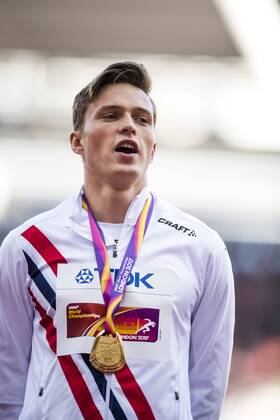 Leichtathletik, WM, Siegerehrung 400m Hürden Herren 170810 Norges Karsten Warholm jublar med guldmedaljen pa prisceremonin för 400m häck under dag sju av friidrotts-VM den 10 augusti 2017 i London.  Copyright: JONxOLAVxNESVOLD BB170810JE004
