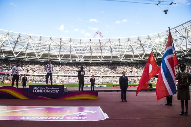 Leichtathletik, WM, Siegerehrung 400m Hürden Herren 170810 Norges Karsten Warholm jublar med guldmedaljen pa prisceremonin för 400m häck under dag sju av friidrotts-VM den 10 augusti 2017 i London.  Copyright: JONxOLAVxNESVOLD BB170810JE008