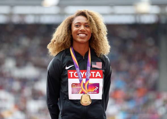 Bilder des Tages - SPORT August 11th 2017, London Stadium, East London, England; IAAF World Championships, Day 8; Kori Carter of USA with her Gold medal for Women& x2019;s 400 metres hurdles during the medal ceremony xJohnxPatrickxFletcherx  ActionPlus11914576