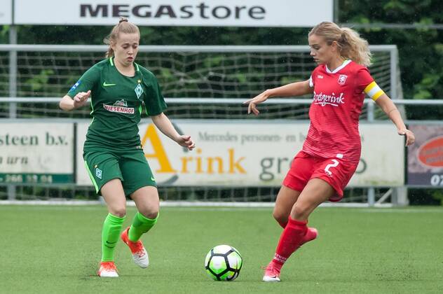 v.li.: Nina Lührßen (Luehrssen, SV Werder Bremen, 4) im Zweikampf, Duell mit Maud Roetgering (FC Twente Enschede, 2), Fussball, Frauen-Testspiel, FC Twente Enschede - SV Werder Bremen, xobx